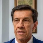 Sadir sin espada en el Congreso: Jujuy habla con voz libertaria mientras el gobernador mira desde la platea