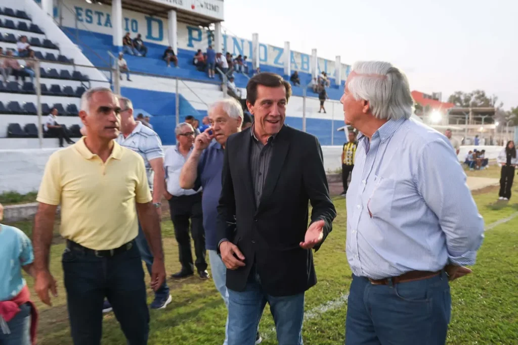 Sadir visitó el Talleres de Perico y participó de la inauguración de las nuevas luminarias del estadio