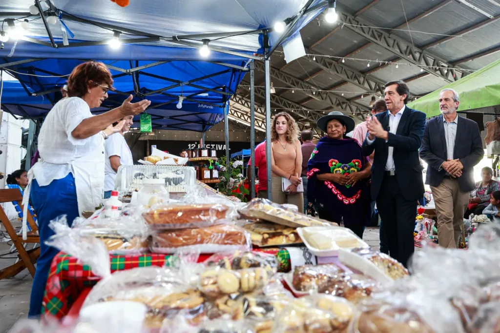 El gobernador Sadir saludó a emprendedores, artesanos y productores de la Feria Campesina «Pucará»