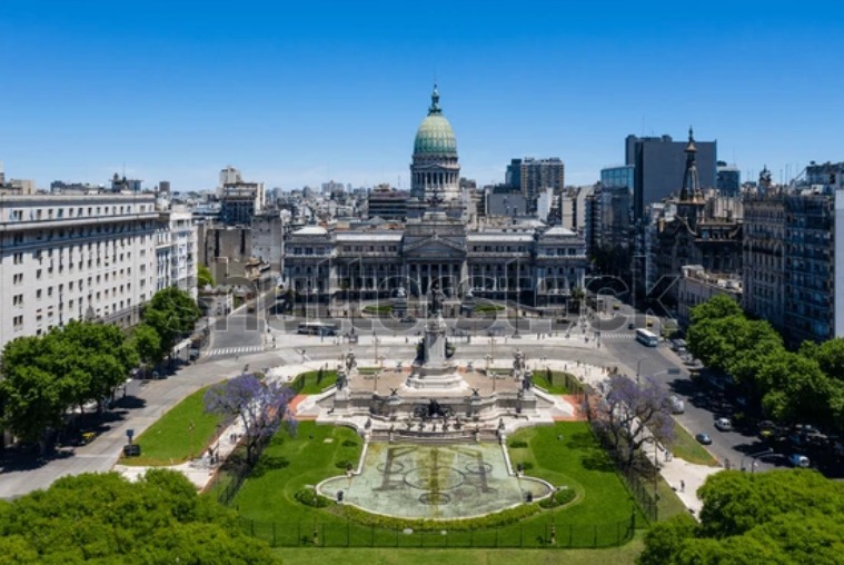 El Pueblo o el Mercado: El Congreso en la Encrucijada de la Nación