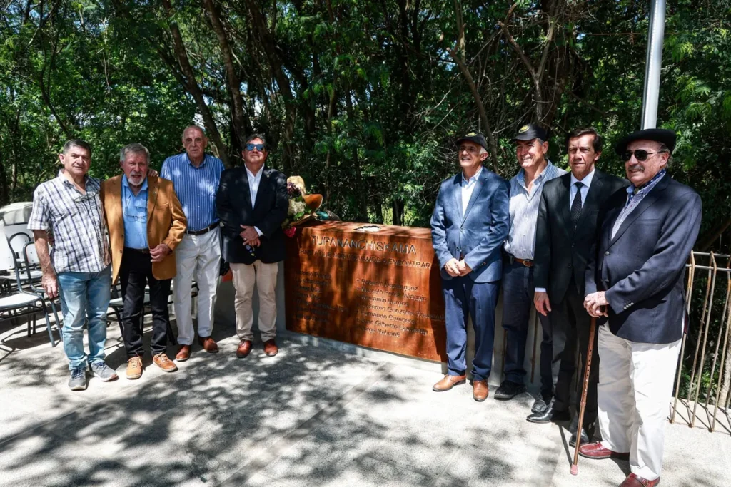 «Es un lujo y un gusto compartir con ustedes», señaló Sadir al inaugurar la plazoleta La Peña de «El Algarrobo»