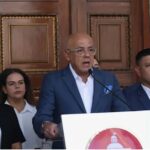 “La amnistía bajo custodia”: Venezuela libera presos mientras el mundo estrena la era del control