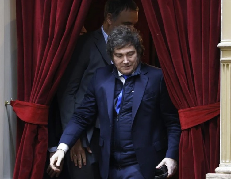 “Ajuste para abajo, premio para arriba: el decreto que dinamita la autoridad moral de Milei”