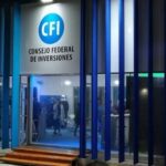 “Te compenso hoy, te vacío mañana”: el cheque de Caputo que vence en 2027 y la trampa federal detrás de Ganancias