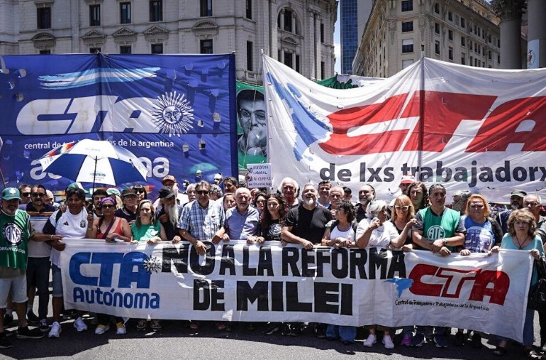 Argentina al borde: paro policial, pulseada laboral y una inflación que volvió a encender la mecha social